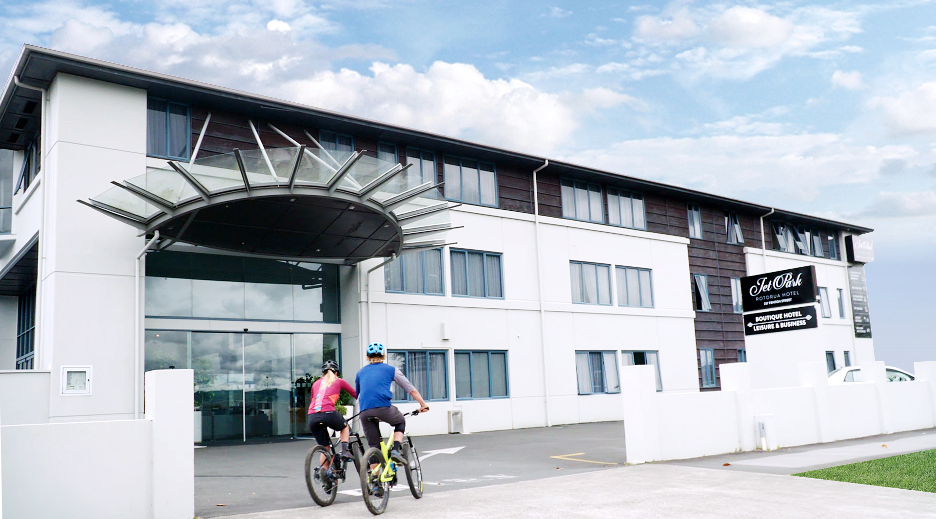 Exterior del hotel - Pareja practicando ciclismo de montaña - Día | Jet Park Hotel Rotorua